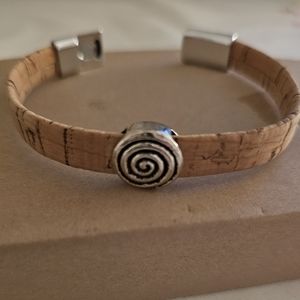 Bracelet with magnetic closure